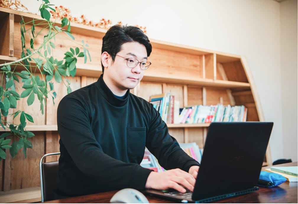 PCに向かう男性社員