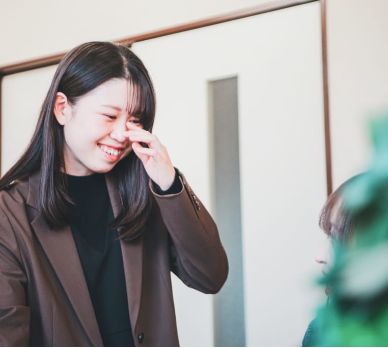 笑顔の女性社員