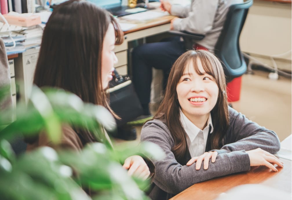 先輩に相談する新入社員