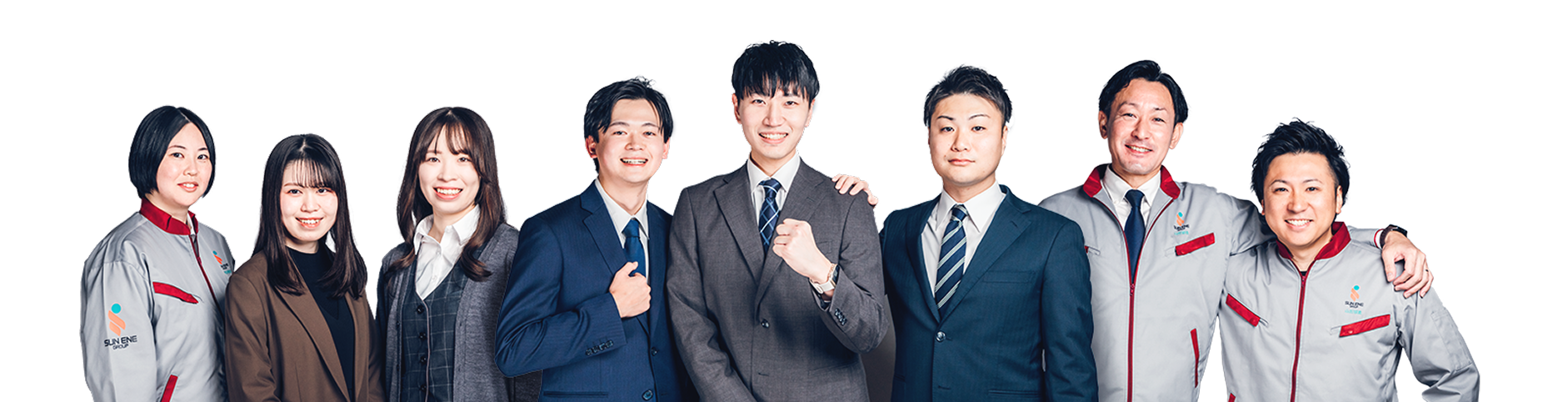 9人の社員が正面を向き並んでいる