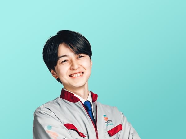 作業服を着た笑顔の社員