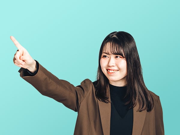 指差しをする女性社員