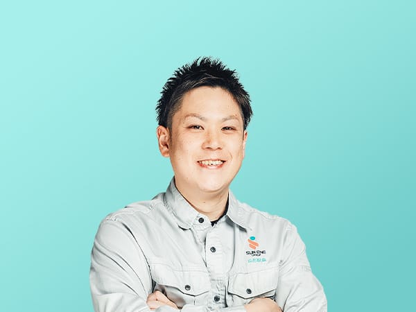 笑顔の男性社員