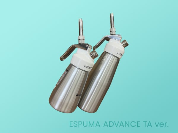 タブレットを操作する男性社員