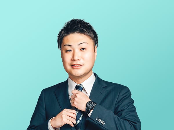 ネクタイに手をかける男性社員