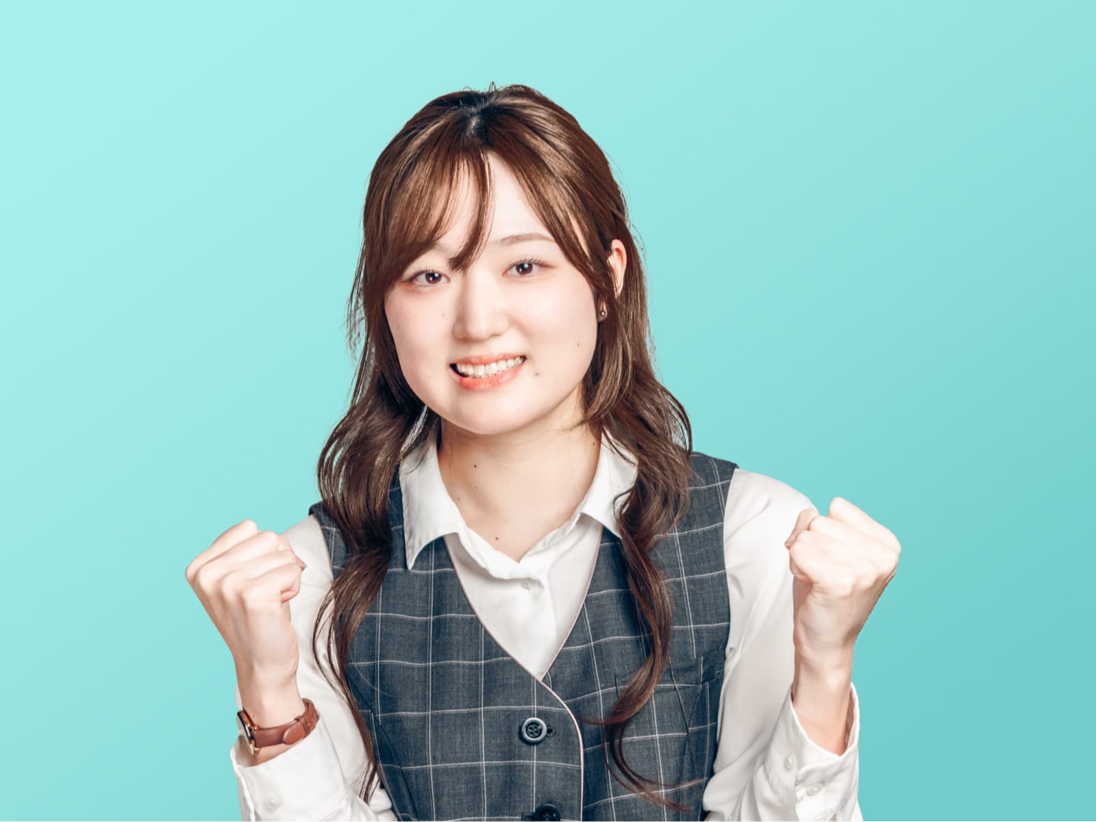 ガッツポーズをする女性社員