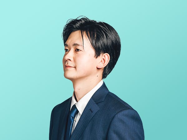 横顔を見せる男性社員