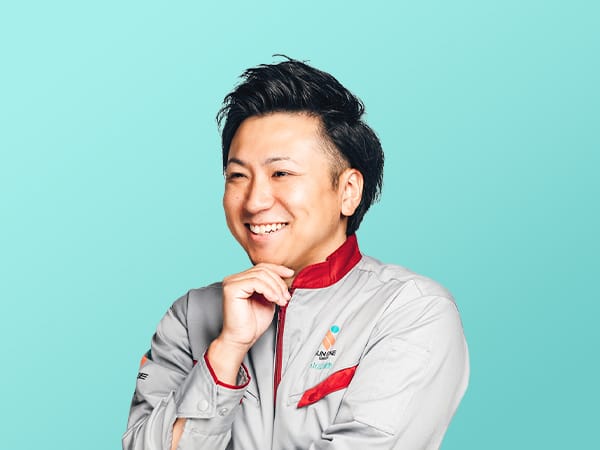 顎に手を添える笑顔の男性社員