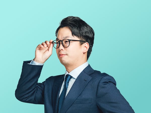 メガネをかけた男性社員