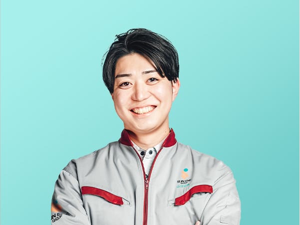 作業服を着た笑顔の男性社員