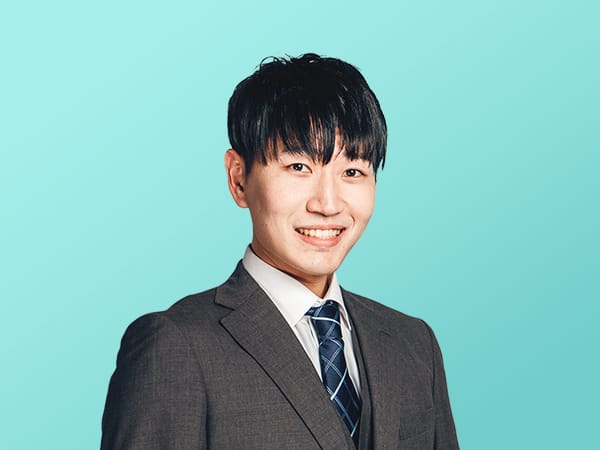 笑顔の男性社員