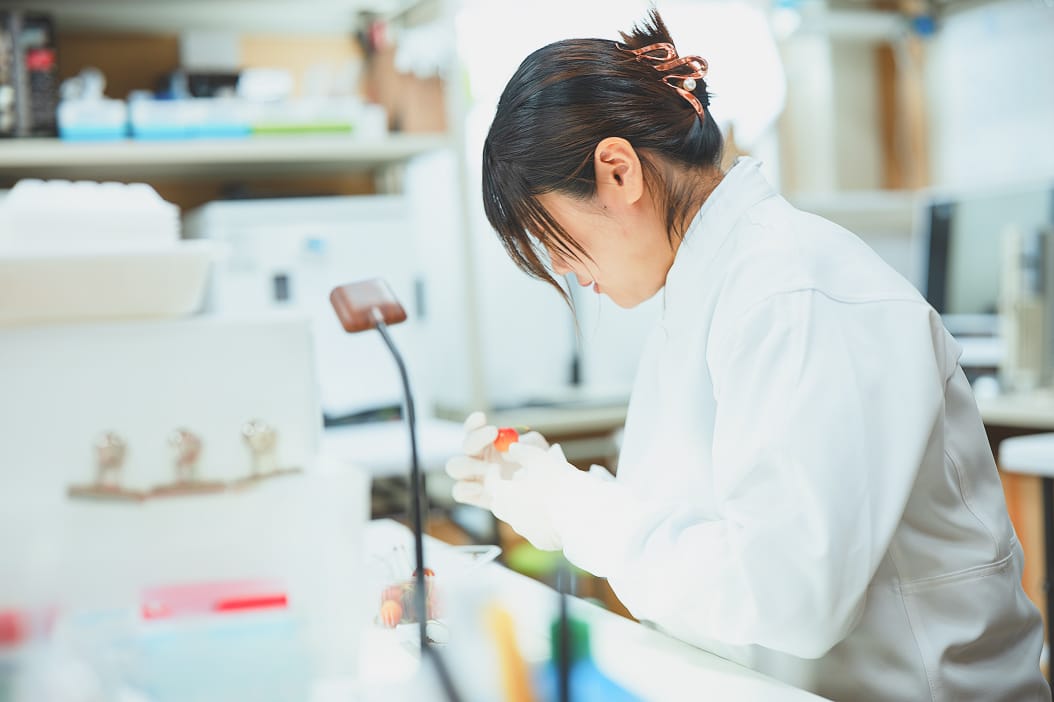 研究作業をする社員