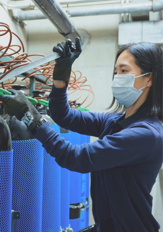 設備を点検する社員