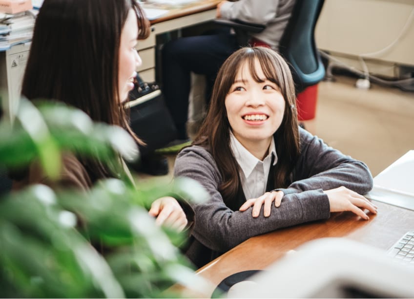 女性社員が二人で話している