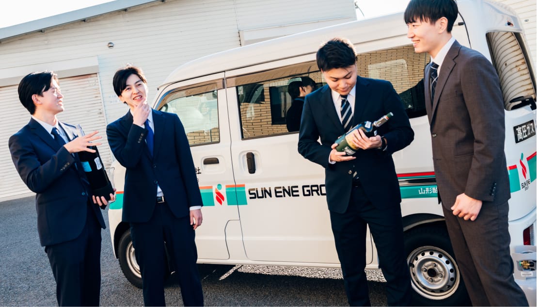 職場で打ち合わせする社員