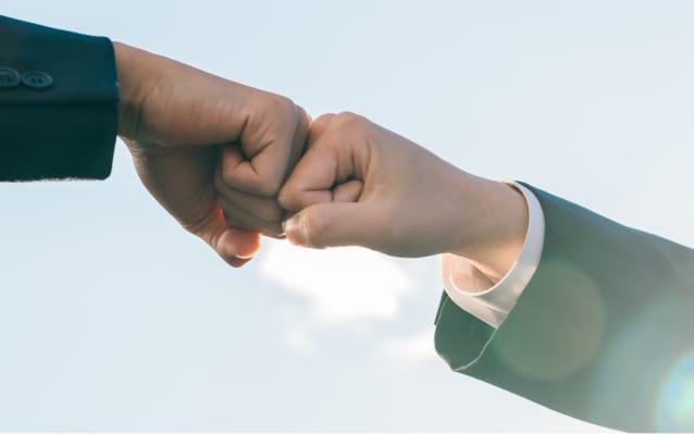 拳を合わせる様子