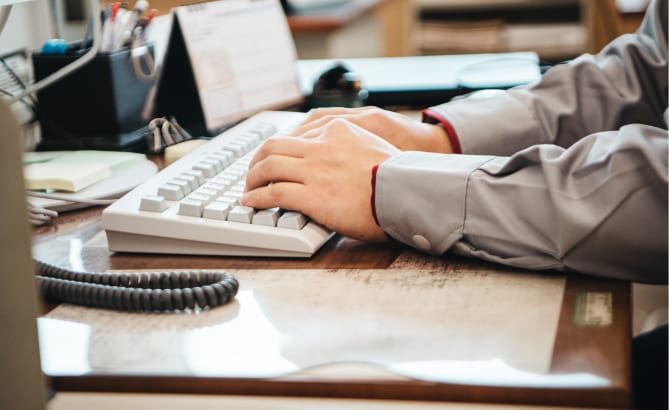 男性社員と女性社員が打ち合わせをしている